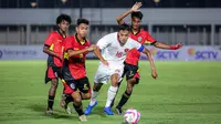 Pemain Timnas Indonesia U-20, Dony Tri Pamungkas melewati sejumlah pemain Timor Leste pada laga Grup F Kualifikasi Piala Asia U-20 2025 di Stadion Madya, Senayan, Jakarta, Jumat (27/09/2024). (Bola.com/Bagaskara Lazuardi)