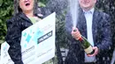 Frances dan Patrick Connolly seusai diumumkan sebagai pemenang lotere EuroMillions hari tahun baru di Belfast, Irlandia Utara, Jumat (4/1). Pasangan suami istri tersebut memperoleh 115 juta poundsterling atau sekitar Rp2,1 triliun. (Paul FAITH/AFP)