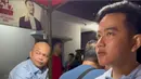 Meski sebagai anak presiden, Cawapres nomor urut 2, Gibran tampak santai menikmati menu masakan bebek yang ada di warung tenda. [Instagram/raffinagita1717]