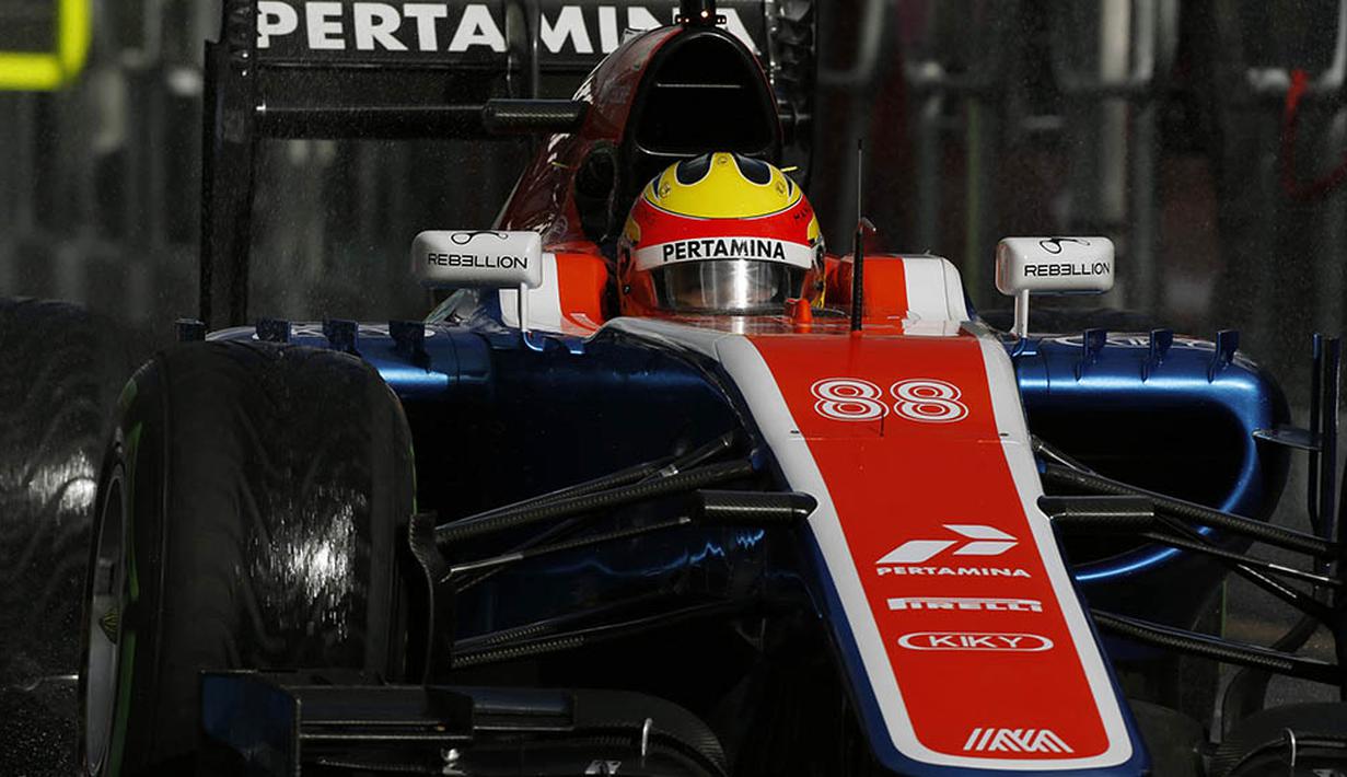 Pebalap Manor Racing, Rio Haryanto, bersiap meninggalkan pits saat latihan bebas kedua di Sirkuit Albert Park, Australia, Jumat (18/3/2016). Meski peringkat meningkat namun catatan waktu Rio menurun dibanding sesi pertama. (Reuters/Brandon Malone)