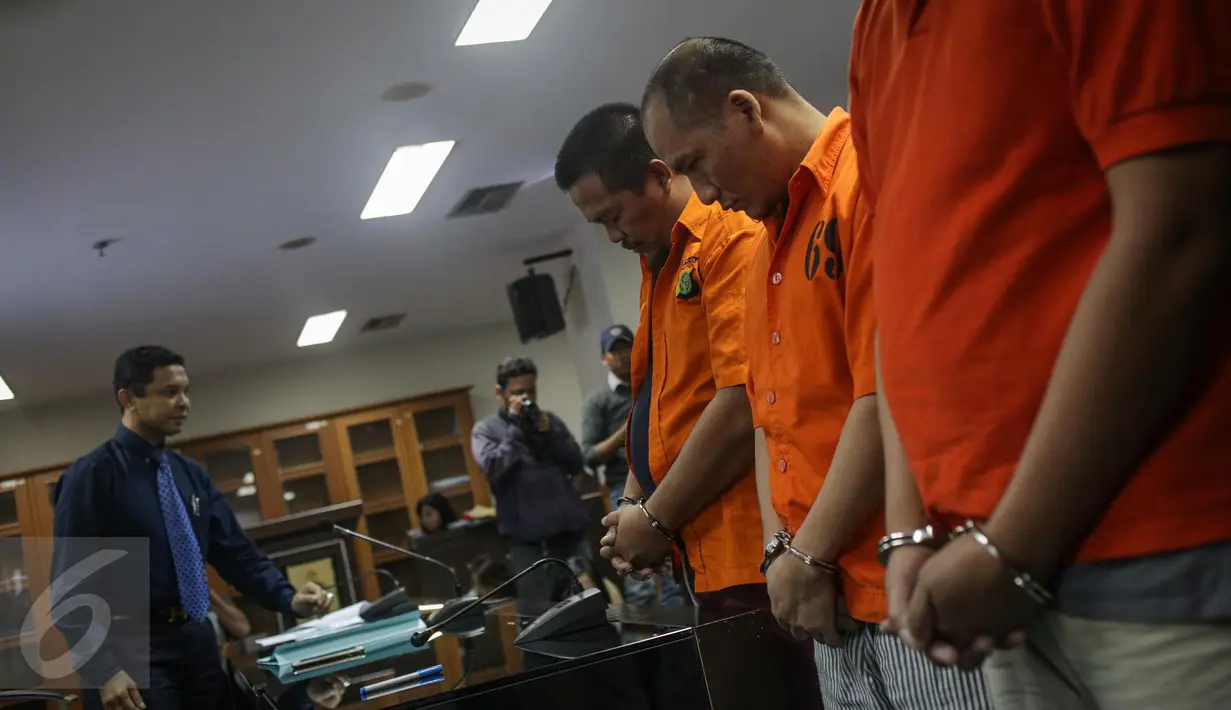 Para pelaku dihadirkan saat rilis penyelundupan manusia di Bareskrim Polri, Jakarta, Rabu (29/3). Bareskrim Polri bekerjasama dengan petugas Imigrasi Makasar berhasil menangkap tiga orang tersangka satu diantaranya WNA Nepal. (Liputan6.com/Faizal Fanani)