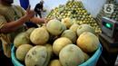 Seiring meningkatnya permintaan buah segar, pedagang berharap penjualan mereka terus stabil hingga mendekati Hari Raya Idul Fitri. (Liputan6.com/Angga Yuniar)