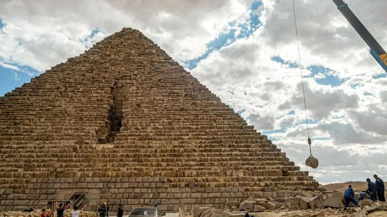“Piramida Besar di Giza dibangun sekitar tahun 2650 SM dan ini merupakan prestasi teknik yang luar biasa,” kata John Joseph O'Connor dan Edmund Robertson.