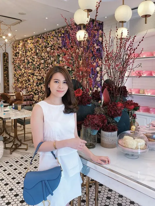 Tampil elegan dengan sleeveless dress putih, Chen Giovani melengkapi gayanya dengan Saddle Bag Dior ikonis yang ditaksir puluhan juta.