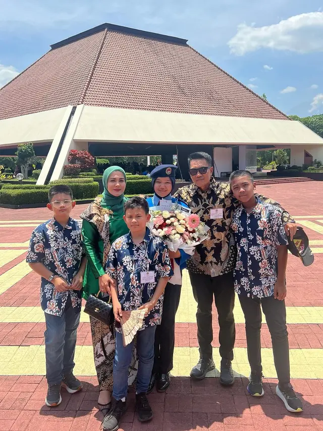 Juliana Moechtar dan Keluarga