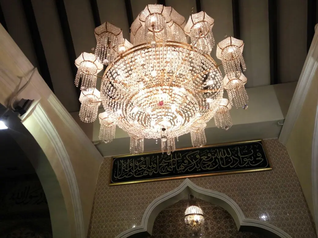 Bukti toleransi: lampu kristal di Masjid Khadijah ini adalah sumbangan dari masyarakat nonmuslim