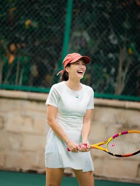 Pevita Pearce pilih tampil simple dengan mini dress tennis biru muda. Dipadukan dengan topi merah [@pevpearce]