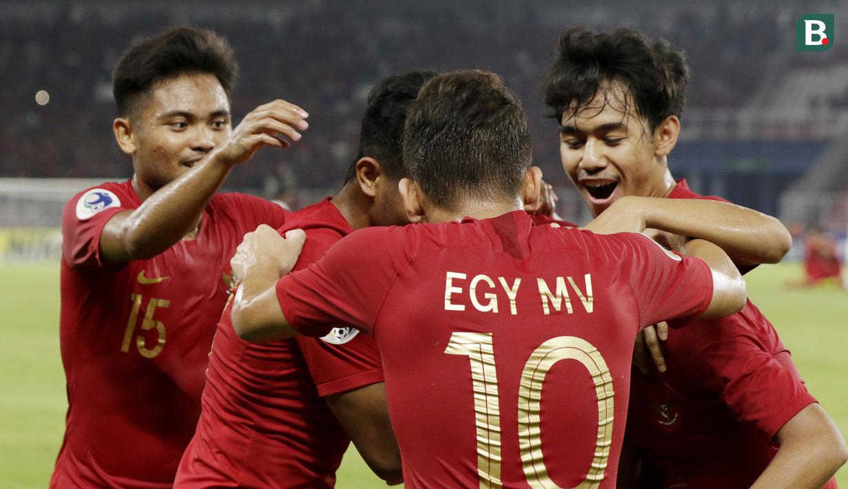 Para pemain Indonesia merayakan gol yang dicetak oleh Witan Sulaeman ke gawang Uni Emirat Arab (UEA) pada laga AFC di SUGBK, Jakarta, Rabu (24/10/2018). Indonesia menang 1-0 atas UEA. (Bola.com/M Iqbal Ichsan)