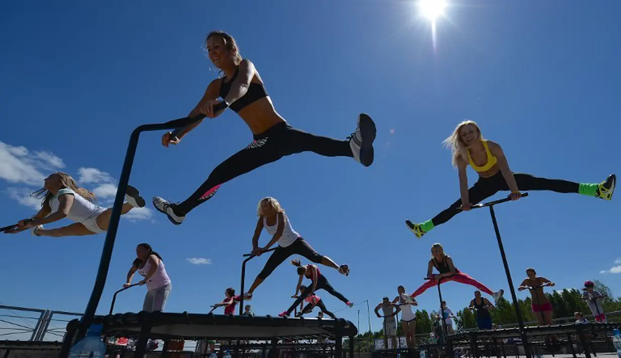 Peserta berpartisipasi dalam latihan fitnes saat berlangsung Festival Velo Picnic Open Air di Minsk, Belarus. (27/6). (AFP PHOTO/MAXIM MALINOVSKY)
