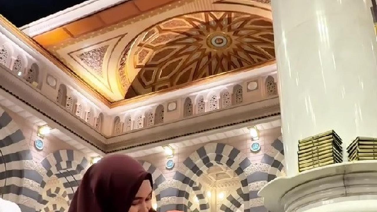 Potret Anisa Rahma Bukber di Masjid Nabawi Sambil Gendong Si Kecil, Netizen Kompak Bersholawat