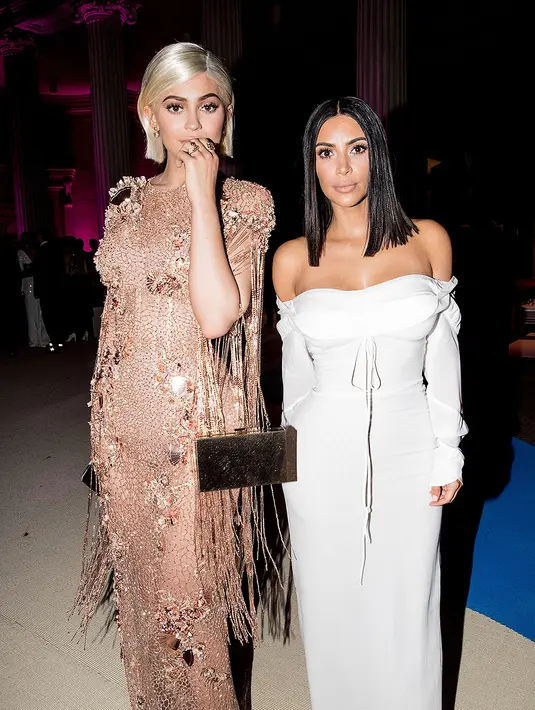 Nah, Kylie dan Kim menggunakan style yang berbeda di Met Gala 2017. Kamu lebih suka mana? (KEVIN TACHMAN/VOGUE/REX/SHUTTERS/HollywoodLife)