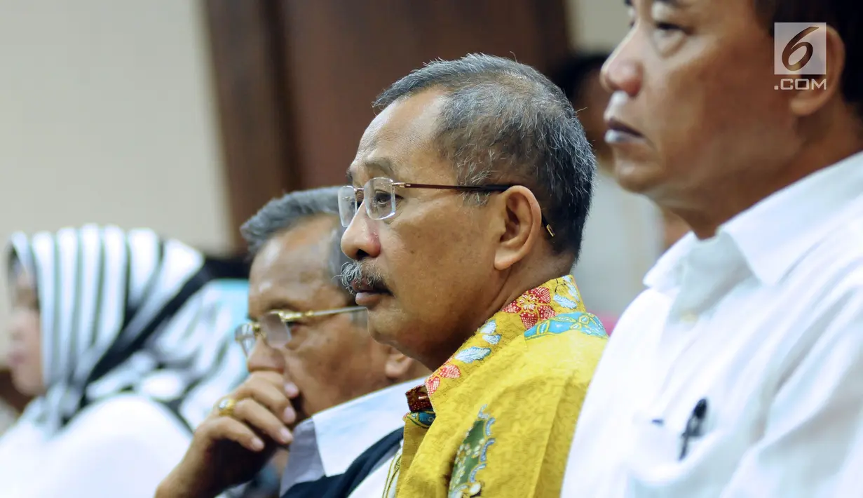 Ketua Pengadilan Tinggi Manado, Sudiwardono (ketiga kiri) jelang mengikuti sidang di Pengadilan Tipikor, Jakarta, Rabu (28/2). Sudiwardono didakwa menerima suap dari Aditya A Moha untuk memengaruhi putusan banding. (Liputan6.com/Helmi Fithriansyah)