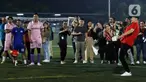Legenda Manchester United Peter Schmeichel menendang bola saat menghadiri fun football tim Selebriti FC di kawasan Pancoran, Jakarta, Minggu (6/8/2023). Fun football tim Selebriti FC mengadakan tiga kontes yaitu adu tendangan mengenai mistar gawang, tendangan bebas, dan adu penalti di hadapan Schmeichel. (Liputan6.com/Herman Zakharia)