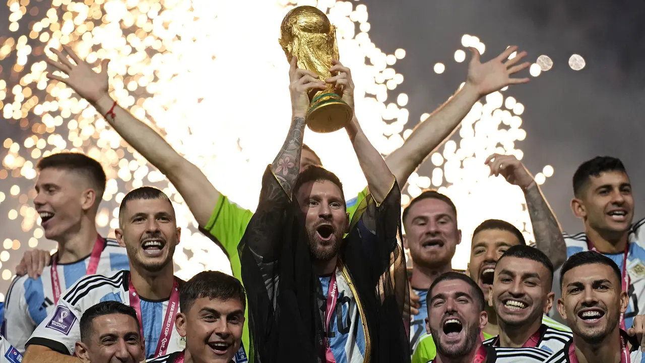 Foto: Syukron Qatar, Messi Sah Angkat Trofi Piala Dunia