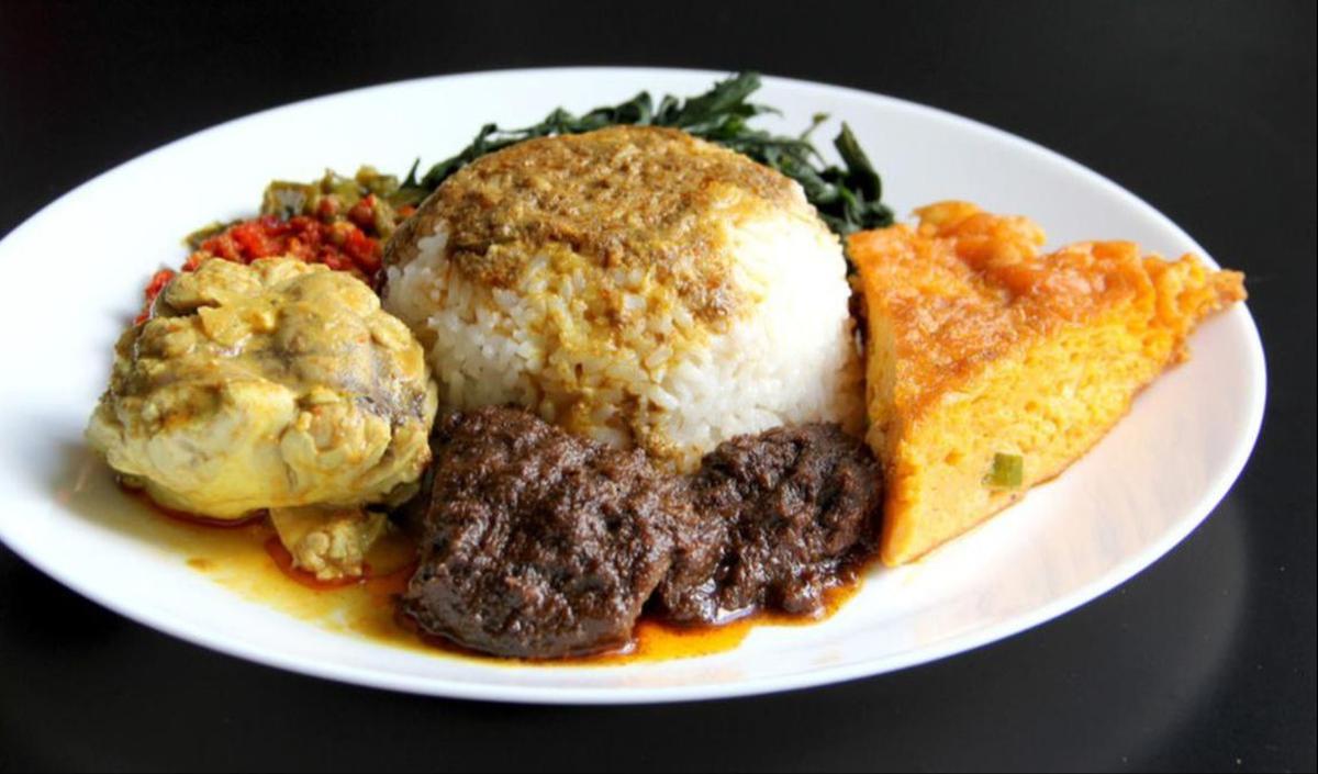 1. Nasi Padang: Pakai Tangan vs Pakai Sendok