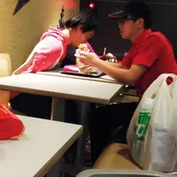 Sikap anak muda Taiwan ini patut kamu tiru. (via: shanghaiist)