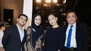 Nagita Slavina tampil anggun mengenakan long dress hitam polos tertutup lengan panjang. Dipadukan akesori anting minimalis dan kalung layering. [@raffinagita1717]