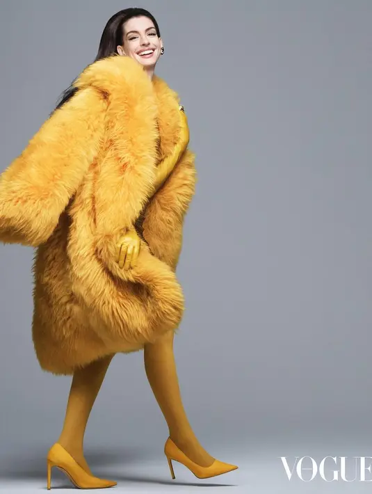 Atau saat Anne Hathaway mengenakan fur coat yang panjang berwarna kuning. Penampilannya semakin luar biasa ditambah stocking dan high heels yang juga berwarna kuning. Foto: Instagram.