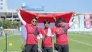 Tim panahan Indonesia, Riau Ega Agata Salsabilla, Ahmad Khoirul Baasith dan Arif Dwi Pangestu (kiri ke kanan) memegang bendera Merah Putih usai memenangi nomor recurve beregu putra SEA Games 2025 di Football Field 1, Bangkok, Thailand, Rabu (17/12/2025). Indonesia kembali menambah koleksi raihan medali emas SEA Games 2025 Thailand. (Bola.com/Bagaskara Lazuardi)
