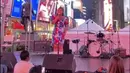 Indopop Movement merupakan kegiatan yang dipelopori Dina Fatimah (Eski), Fitri Carlina dan Romy Sembiring. Event ini bertujuan untuk mempromosikan budaya Indonesia di Amerika, baik melalui pagelaran musik, fesyen, seni, tarian, showbiz bahkan kuliner. (https://www.instagram.com/p/CiVF0oRg1GR/)