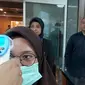 Petugas mengecek suhu pegawai atau tamu yang akan masuk di lingkungan kantor PLN Jakarta, Kamis (05/3/2020). PLN melakukan langkah preventif terhadap upaya pencegahan penyebaran virus corona dari level manajemen direksi hingga level pegawai. (Liputan6.com/Pool/PLN)