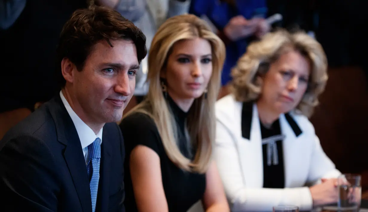 PM Kanada Justin Trudeau mengadakan pertemuan dengan Presiden AS Donald Trump di meja bundar Oval Office, Gedung Putih, Washington, Senin (13/2). Pada pertemuan tersebut, terlihat Ivanka Trump duduk tepat di samping Trudeau. (AP Photo/Evan Vucci)