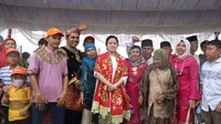 Pada acara penyerahan bantuan ini, Menko PMK didampingi oleh Wakil Gubernur Sumatera Barat, Nasrul Abit; Bupati Tanah Datar, Irdinansyah Tarmizi; dan Bupati Dharmasraya, Sutan Riska Tuanku Kerajaan.