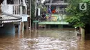 Warga melihat kondisi banjir yang menggenangi Kawasan Rawajati, Jakarta, Rabu Rabu (1/1/2020). Hujan yang mengguyur Jakarta sejak Selasa sore (31/12/2019) mengakibatkan banjir di sejumlah titik di Jakarta. (Liputan6.com/Helmi Fithriansyah)