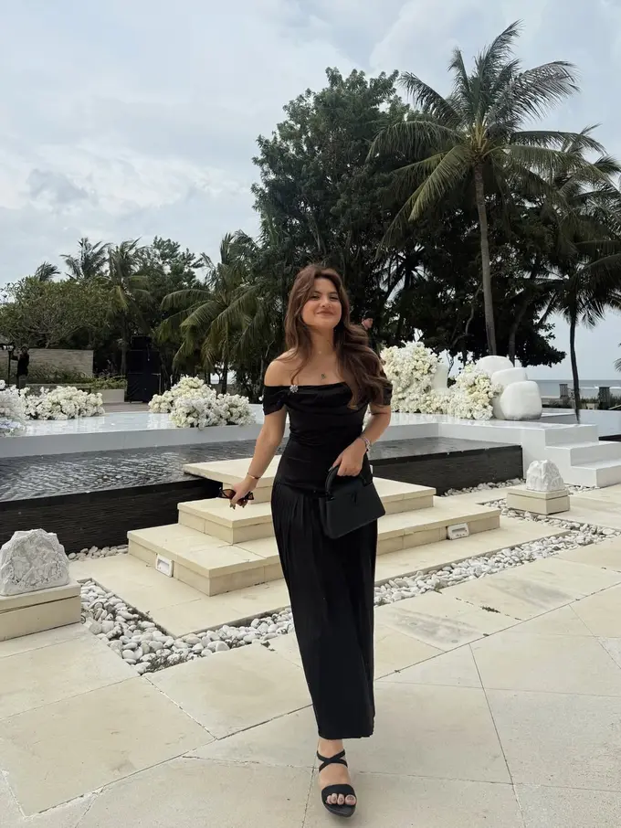 Tampil Elegan, Marsha Aruan dengan Gaun Off-Shoulder Hitam Saat Kondangan di Bali