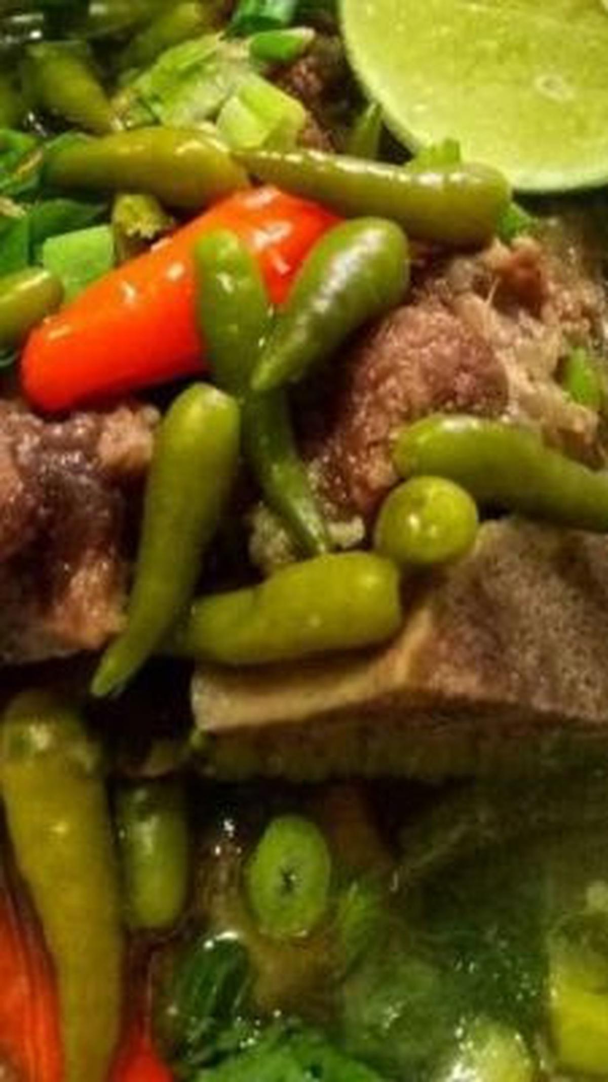 Sebagai bahan utama sop janda daging sapi selain tetelan bisa dipakai daging iga sapi atau sandung lamur yang lebih berlemak.