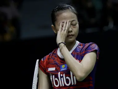 Tunggal Putri Indonesia, Fitriani, tampak lesu usai ditaklukkan wakil China, Han Yue, pada laga Indonesia Masters 2020 di Istora, Jakarta, Rabu (15/1/2020). Fitriani kalah dengan skor 6-21 dan 17-21. (Bola.com/M Iqbal Ichsan)