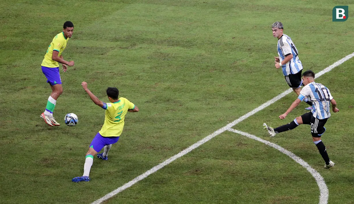 <p>Pemain Timnas Argentina U-17, Claudio Echeverri (kanan),&nbsp;menendang bola yang membuahkan gol ke gawang Brasil U-17 dalam pertandingan perempat final Piala Dunia U-17 2023 yang berlangsung di Jakarta International Stadium, Jumat (24/11/2023). (Bola.com/M Iqbal Ichsan)</p>