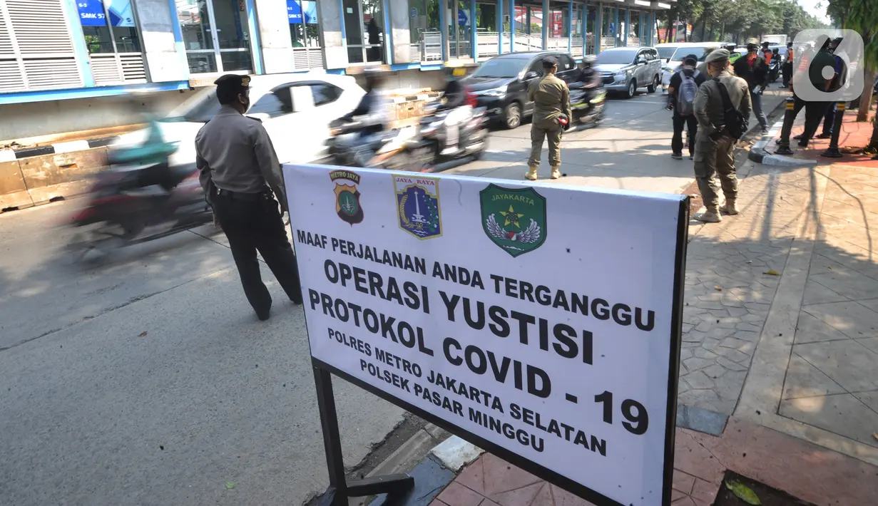 Petugas gabungan menggelar Operasi Yustisi Protokol COVID-19 di Jati Padang, Jakarta Selatan, Kamis (17/9/2020). Operasi itu untuk menegakan penerapan protokol kesehatan, terutama dalam penggunaan masker guna menekan penyebaran virus corona. (merdeka.com/Arie Basuki)