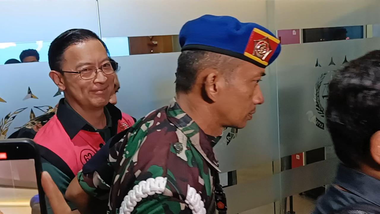 10 Jam Diperiksa Kejagung, Tom Lembong Hanya Tersenyum dengan Lesung Pipi