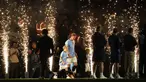 Pemain Manchester City, Kevin De Bruyne bersama kekasih dan anak-anaknya melakukan perpisahan dengan klubnya setelah laga pekan ke-37 Liga Inggris 2024/2025 melawan Bournemouth di Etihad Stadium, Manchester, Inggris, Selasa (21/05/2025) waktu setempat. (AP Photo/Dave Thompson)