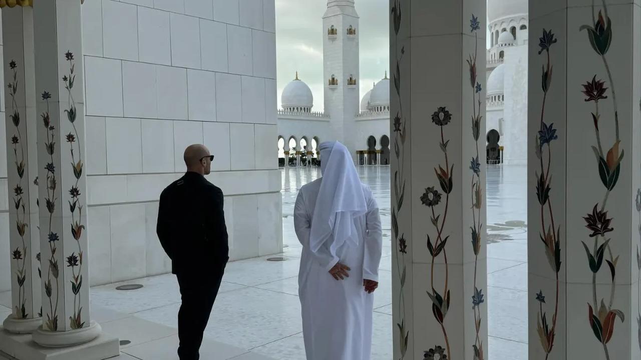 Foto Jason Statham saat berada di Masjid Sheikh Zayed Abu Dhabi langsung banjir komentar dari para followers dan fansnya.<br>