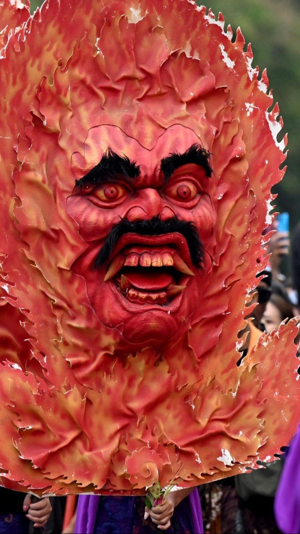 Patung Ogoh-Ogoh berwajah menyeramkan ini ditampilkan dalam parade untuk mewakili roh jahat. Foto: AFP / SONNY TUMBELAKA<br>