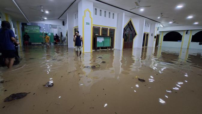 Banjir Kepung Permukiman di Kota Tangerang, Warga Bikin Dapur Umum dan Sahur Mi Instan