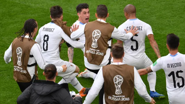 Jose Maria Gimenez menjadi pahlawan kemenangan Timnas Uruguay menghadapi Mesir di Ekaterinburg Arena, Jumat (15/6/2018). Timnas Uruguay menang 1-0. (HECTOR RETAMAL / AFP)