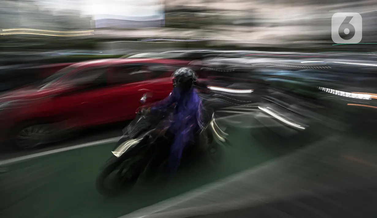 Pengendara motor melintas di kawasan Bundaran Hi, Jakarta, Sabtu (13/11/2021). Dampak La Nina akan mulai dirasakan pada bulan November dan puncaknya akan terjadi pada periode Desember 2021 hingga Maret 2022. (Liputan6.com/Faizal Fanani)