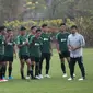Pemain Timnas Indonesia U-22 berlatih di Lapangan Yogyakarta International School (YIS), Sleman, Senin (26/8/2019). (Bola.com/Vincentius Atmaja)