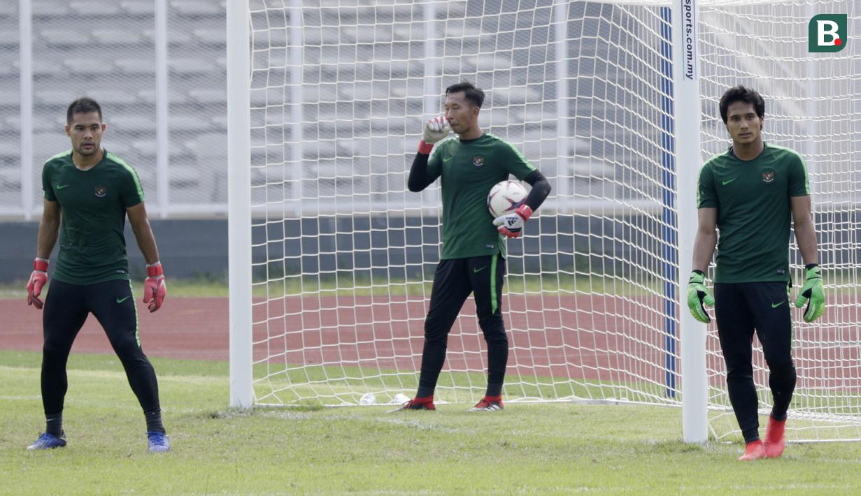 Kiper Timnas Indonesia, Muhammad Ridho, bersama rekan-rekannya saat latihan di Stadion Madya Senayan, Jakarta, Rabu (21/11). Latihan ini persiapan jelang laga Piala AFF 2018 melawan Filipina. (Bola.com/M. Iqbal Ichsan)