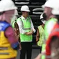 Presiden RI Joko Widodo meresmikan topping off (tutup atap) Indoor Multifunction Stadium (IMS) di Kompleks Gelora Bung Karno (GBK), Jakarta, Jumat (13/1/2023). Pemasangan tutup atap menjadi tahap akhir pembangunan IMS  dari segi konstruksi yang akan dilanjutkn dengan proses finishing. Tujuan utama pembangunan IMS yang menjadi salah satu fasilitas arena tertutup terbesar di Indonesia adalah untuk dijadikan venue ajang Piala Dunia Bola Basket, FIBA World Cup 2023. Bangunan lima lantai dengan luas 50.398 meter persegi dan berkapasitas 16.523 tempat duduk tersebut juga dapat difungsikan untuk event cabor lainnya seperti bulutangkis, futsal dan bola voli serta event-event budaya seperti pertunjukan seni dan konser-konser musik. (Bola.com/Abdul Aziz)