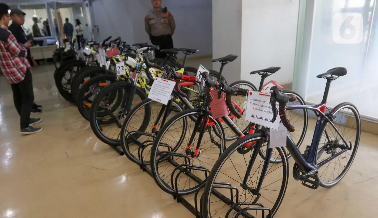 Kegiatan ini merupakan salah satu bentuk transparansi dan efisiensi terhadap barang rampasan yang akan dilelang kepada para calon peserta lelang. (Liputan6.com/Herman Zakharia)
