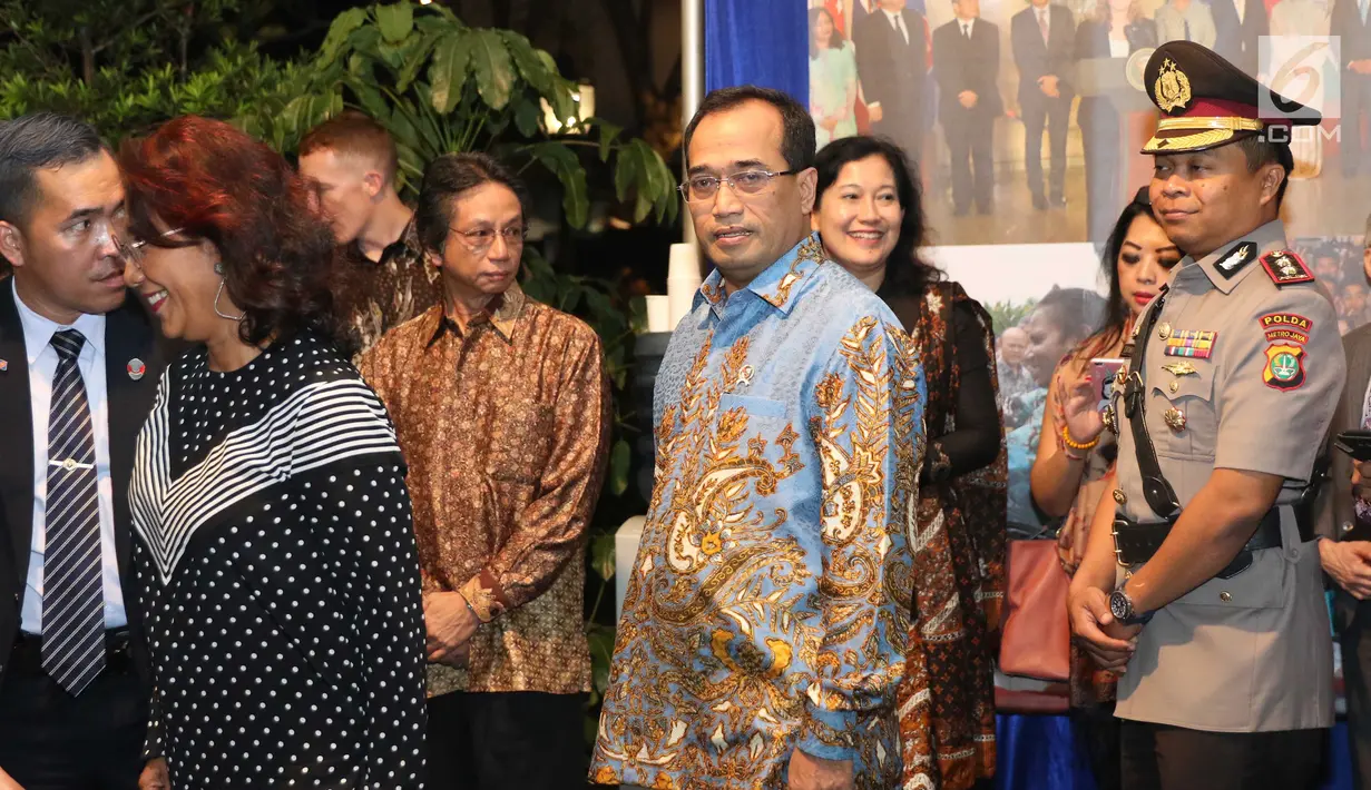 Menteri Perhubungan Budi Karya dan Menteri Kelautan dan Perikanan Susi Pudjiastuti ketika menghadiri Perayaan HUT ke-241 Amerika Serikat di kediaman Dubes AS, Jakarta, Kamis (27/7). (Liputan6.com/Angga Yuniar)