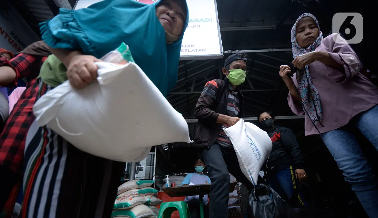 Petugas memberikan bantuan sosial kepada warga di Bantan, Kelurahan Pondok Benda, Tangerang Selatan, Minggu (25/10/2020). Paket sembako dari Kementerian Sosial berupa beras, telur ayam, sayur bayam dan sabun, sedangkan dari Presiden berupa beras yang tertulis Bulog. (merdeka.com/Dwi Narwoko)
