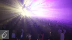 Muda-mudi ini berkumpul menantikan para disc jockey (DJ) kenamaan dunia di festival Djakarta Warehouse Project (DWP) , Jakarta, Sabtu (10/12). (Liputan6.com/Herman Zakharia) 