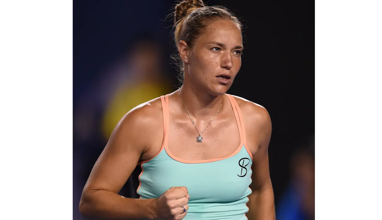  Kateryna Bondarenko mengepalkan tangan saat  berhasil mendapat point dari petenis Swiss, Belinda Bencic pada hari ke-5 turnamen tenis Australian Open 2016  di Melbourne, Jumat (22/1/2016). (AFP/Greg Wood)