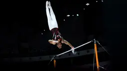 Pesenam putra Indonesia, Abiyu Raffi beraksi dalam nomor palang tunggal Kejuaraan Dunia Gimnastik 2025 di Indonesia Arena, Senayan, Jakarta, Senin (20/10/2025). (Bola.com/Bagaskara Lazuardi)