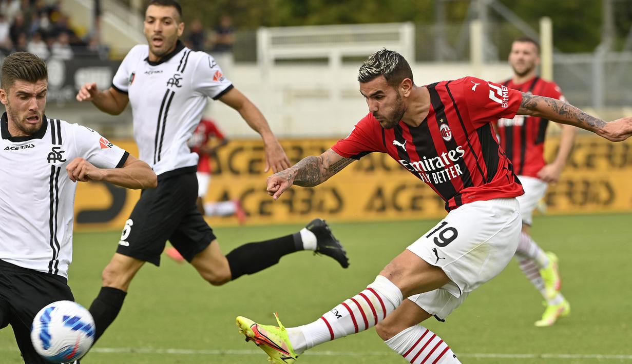 AC Milan kembali membuang peluang pada menit ke-27. Kali ini giliran Theo Hernandez yang gagal memaksimalkan tendangan bebas yang masih melenceng dari gawanag Spezia. (AFP/Albetto Pizzoli)